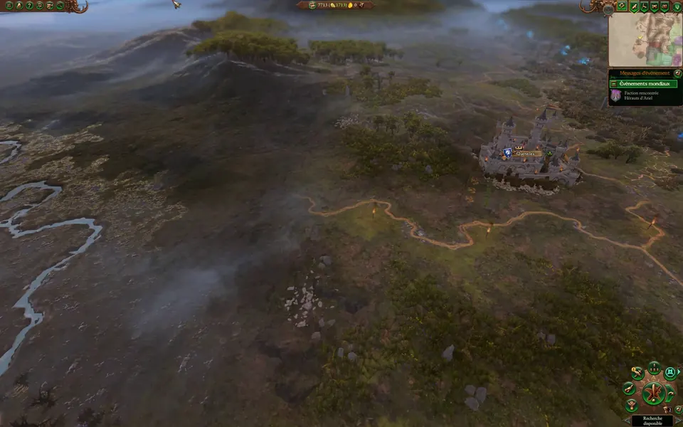 La carte de campagne en jeu : le château de Quenelles au bout de sa route, dans la brume, et une rivière à gauche