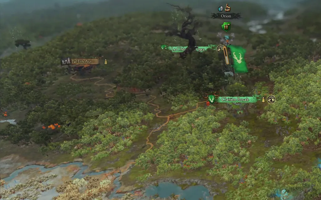 Warhammer III : la même forêt, le Chêne des Âges, Tal Eth Ayr, la Clairière Royale, la bannière d'Orion, et en bas à gauche la clairière d'hiver